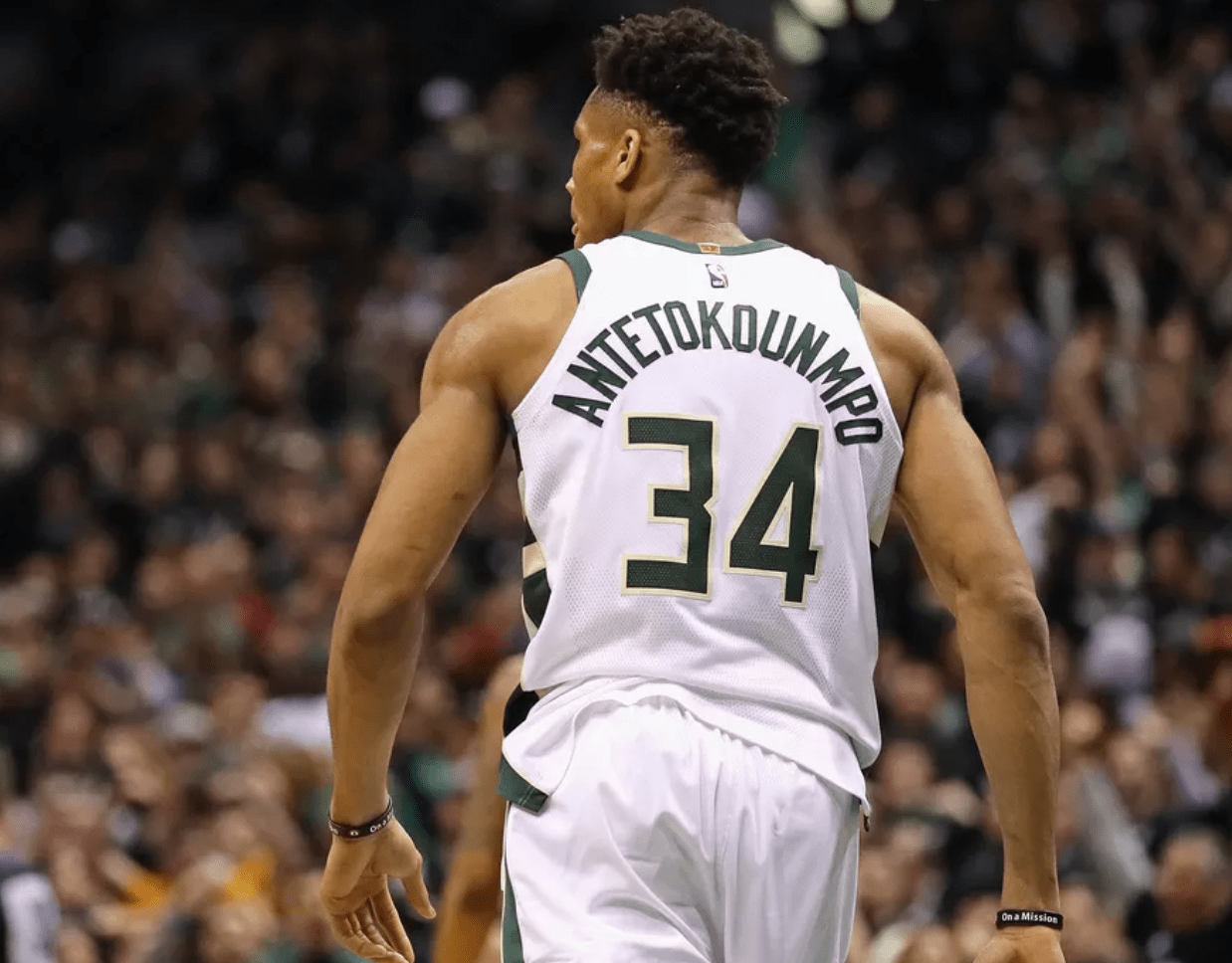 徐杰表现抢眼，三分球助力广东队领先（徐杰手感火热，三分助广东队占先）