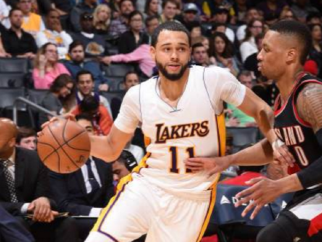 布莱克半场高效表现，独揽队内最高分15分（布莱克半场高效输出，拿下队内最高15分）