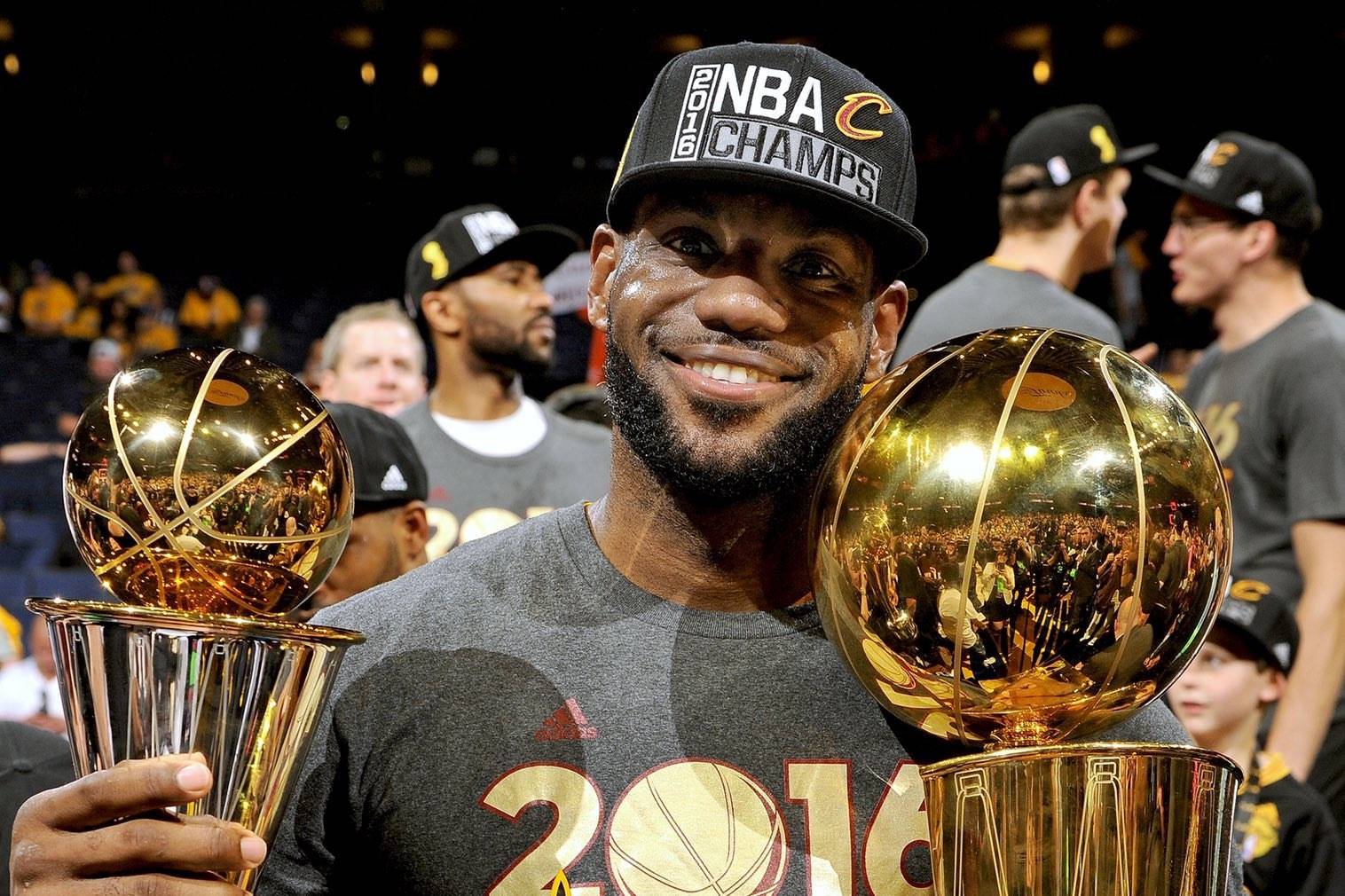 曼联陷入困境，阿莫林嘲笑梅努问题引发球迷怒火（曼联陷入低谷，阿莫林调侃梅努言论激怒球迷）