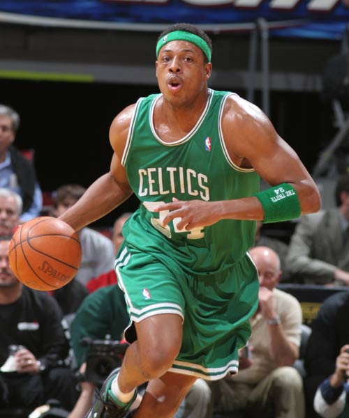 狄龙首节表现惊艳，5投5中展现高效（狄龙首节火力全开，5投全中尽显高效率）