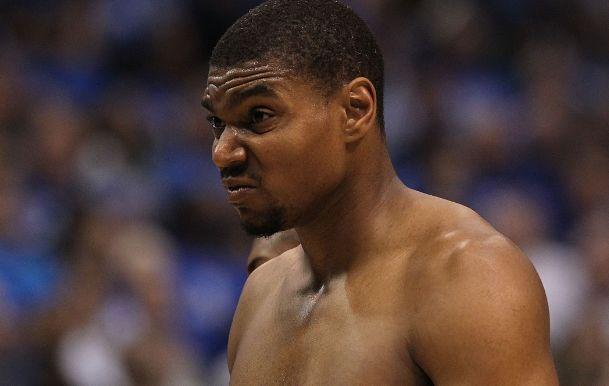 互相喂饭一起吐饼！湖人火箭两队不断出现失误 场面一团乱（湖人火箭互送失误，场面乱成一锅粥）