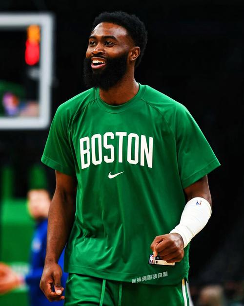 卡拉格：斯凯利是天才球员，对他未入选英格兰大名单感到惊讶（卡拉格盛赞斯凯利天赋异禀，惊讶其无缘英格兰大名单）