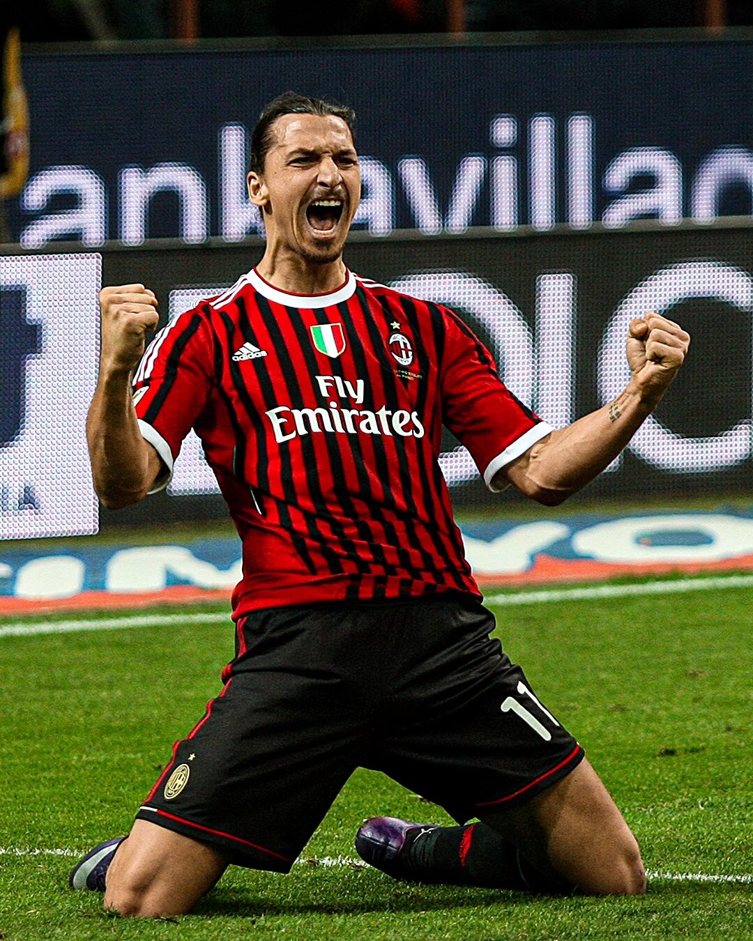 左右脚开弓 欧冠双响+MVP！前曼联天才乱杀：20场13球4助（欧冠梅开二度当选MVP，前曼联天才左右开弓：20战13球4助）