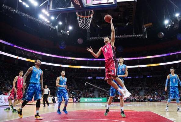 雷霆强势反扑，瞬间点燃比赛激情（雷霆强势逆袭，瞬间引燃赛场激情）