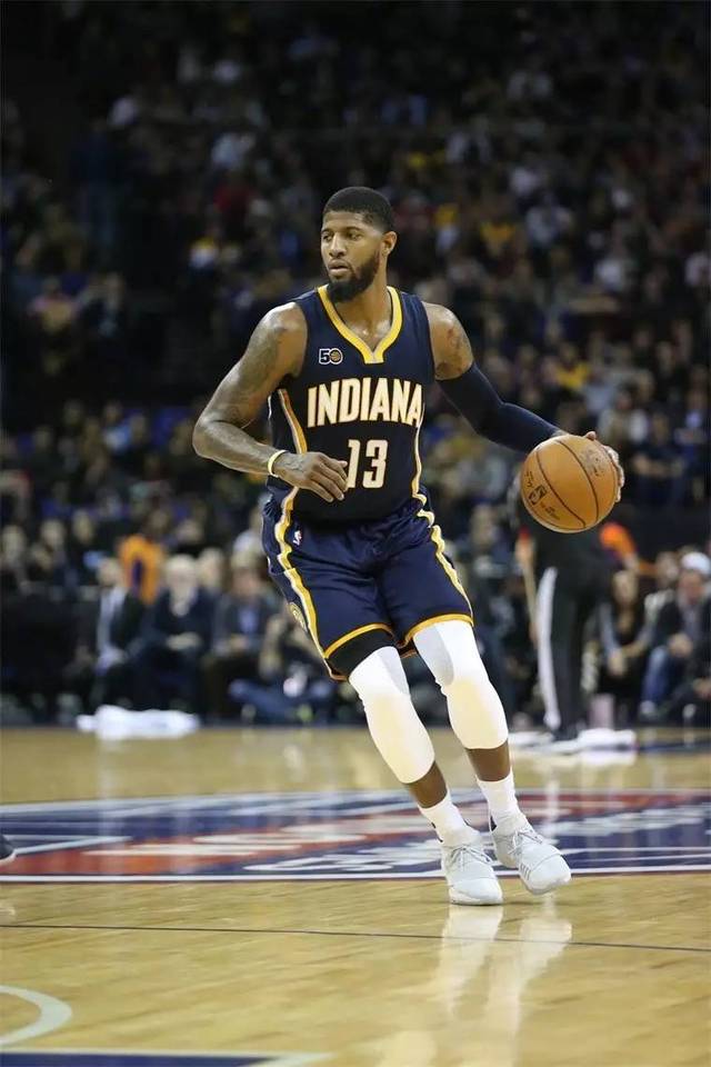 初露锋芒：年轻球员的成长之路（锋芒初现：新秀的蜕变之旅）