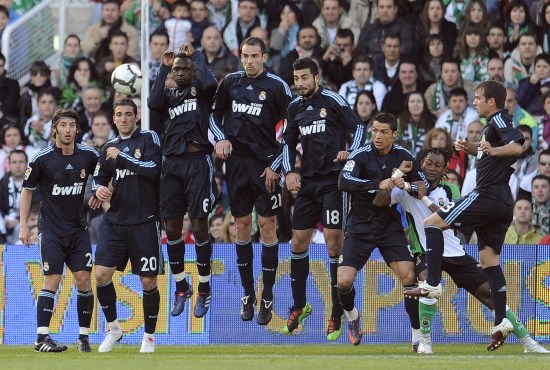 什么情况？西海岸男女足分别被处以转会禁令，但FIFA网站又说只适用于女足（西海岸转会禁令现矛盾：男女足皆被罚，FIFA官网却称仅女足适用）