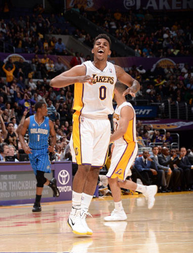 记者：本届世界杯将有半场球员和教练采访，赛前两天开发布会（记者透露：本届世界杯增设半场球员和教练采访，赛前两天举行发布会）