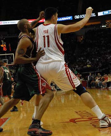 足球国足后防稳固，连续三场零封对手（国足防线稳如磐石，已连三场零封对手）