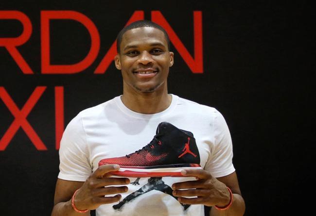 足球英足总宣布新规，严惩假摔行为引关注（英足总出台新规：重罚假摔引发热议）