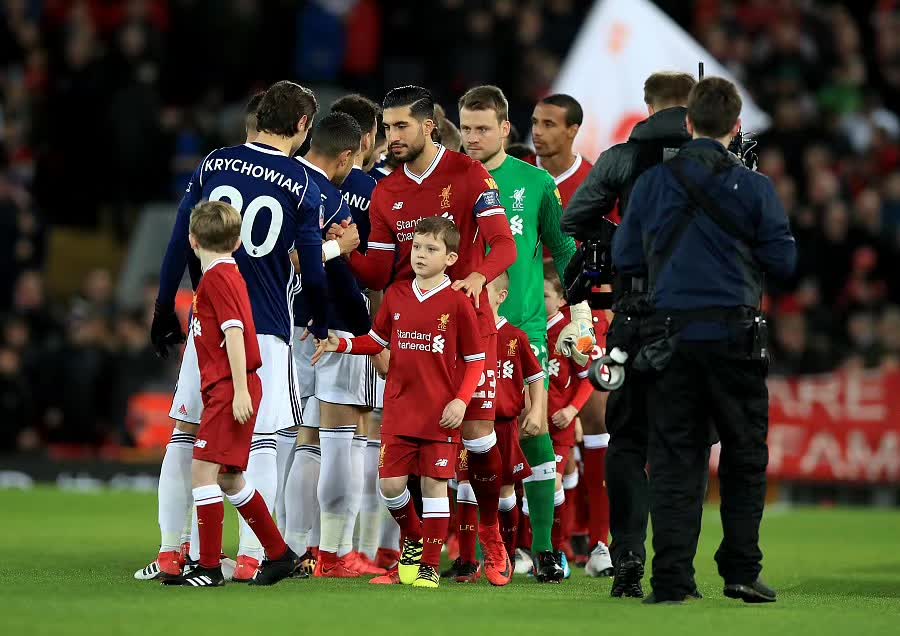 郎才女貌！英媒：库尔图瓦携妻子参加颁奖典礼，后者闪耀全场（英媒：库尔图瓦携妻亮相颁奖礼，太太光彩夺目）