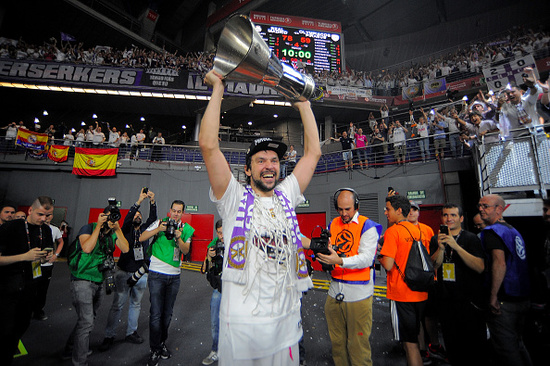 罗马诺：尤文并未追逐坎塞洛，球员不降薪意甲俱乐部无法负担（罗马诺：尤文无意签回坎塞洛，若不降薪意甲球队难以承担）