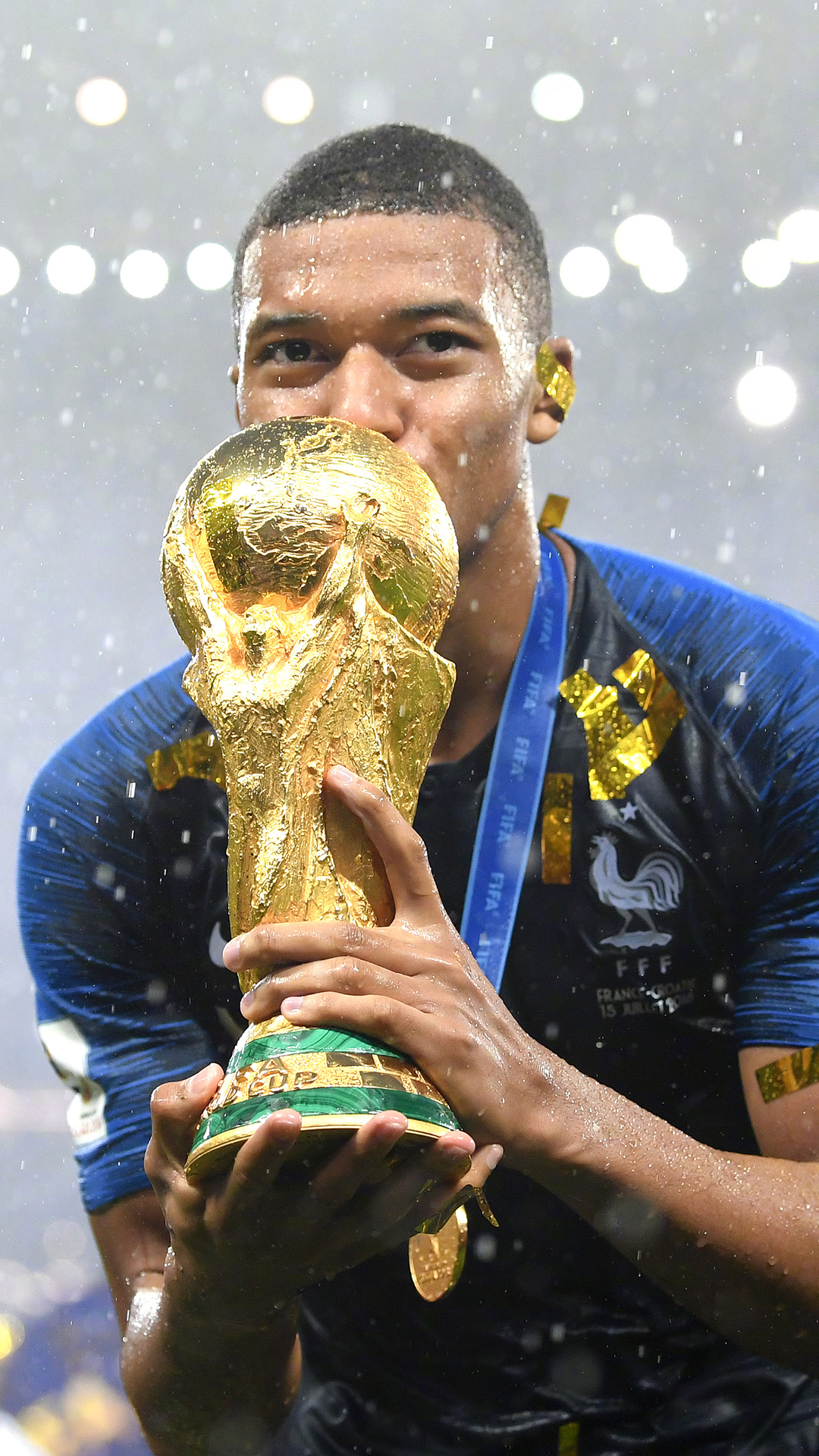 年轻后卫防守稳健，未来可期（新星后卫防守扎实，前景光明）